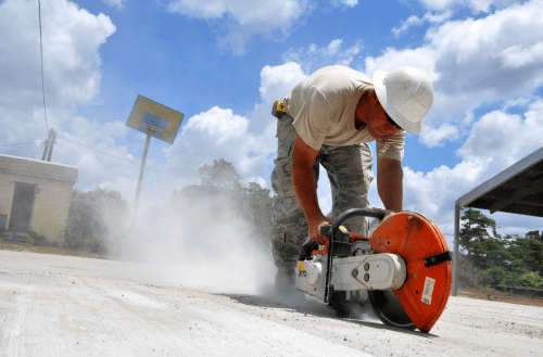 hombre impermeabilizando